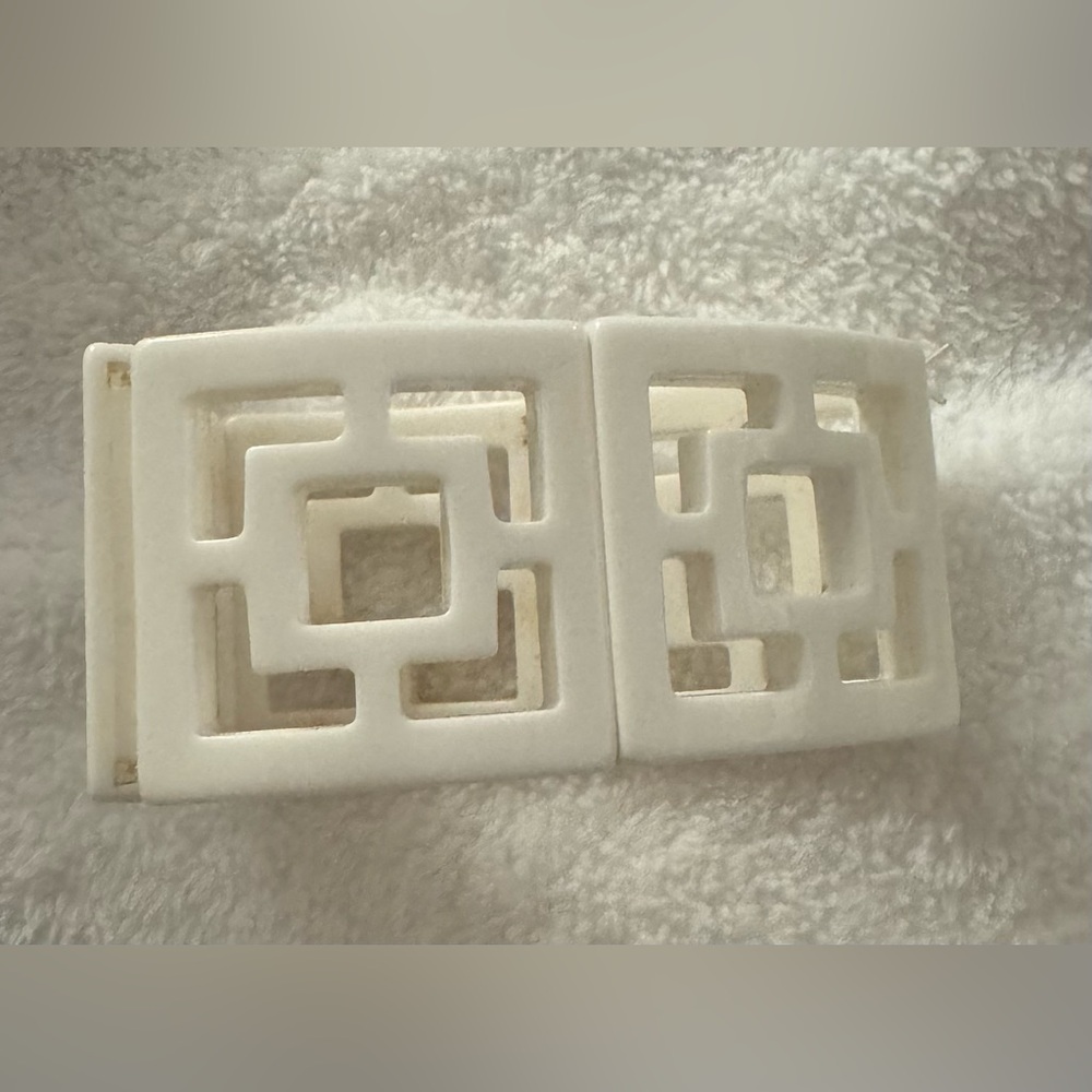 #J025-06-004 - White Lucite Geometric Repeating Cut-Out Window Stretch Bracelet